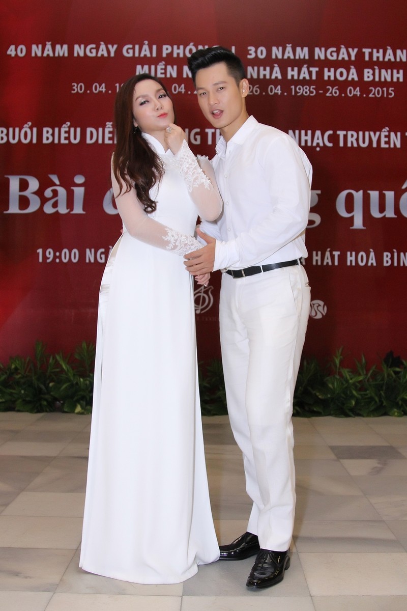 Ngoc Anh tinh khoi ao dai trang nhi nhanh cung Duc Tuan-Hinh-5